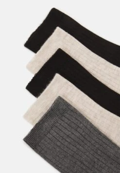 Anna Field -Anna Field 08df04d91dee44c9bc8b6f4818415c2e